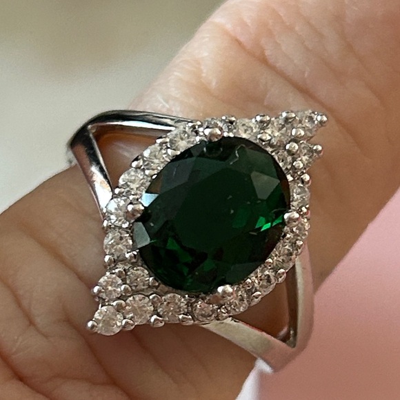 Elegant Vintage Swarovski‎ Emerald green Crystal 925 Sterling Silver Ring size 7